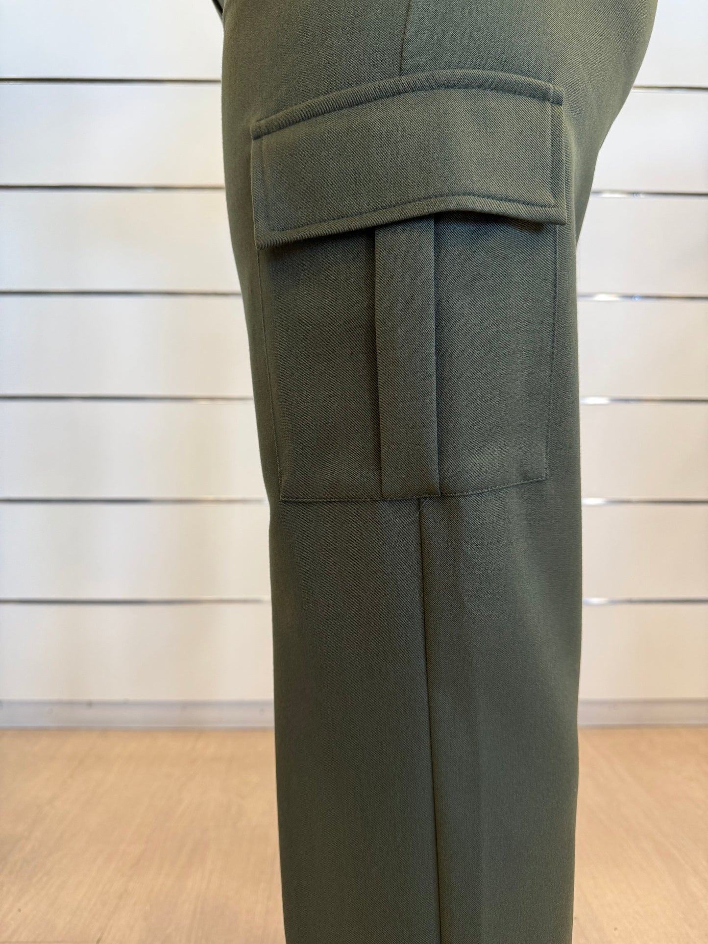 Pantalone verde con tasconi di Gaudì, design elegante e pratico per un look moderno