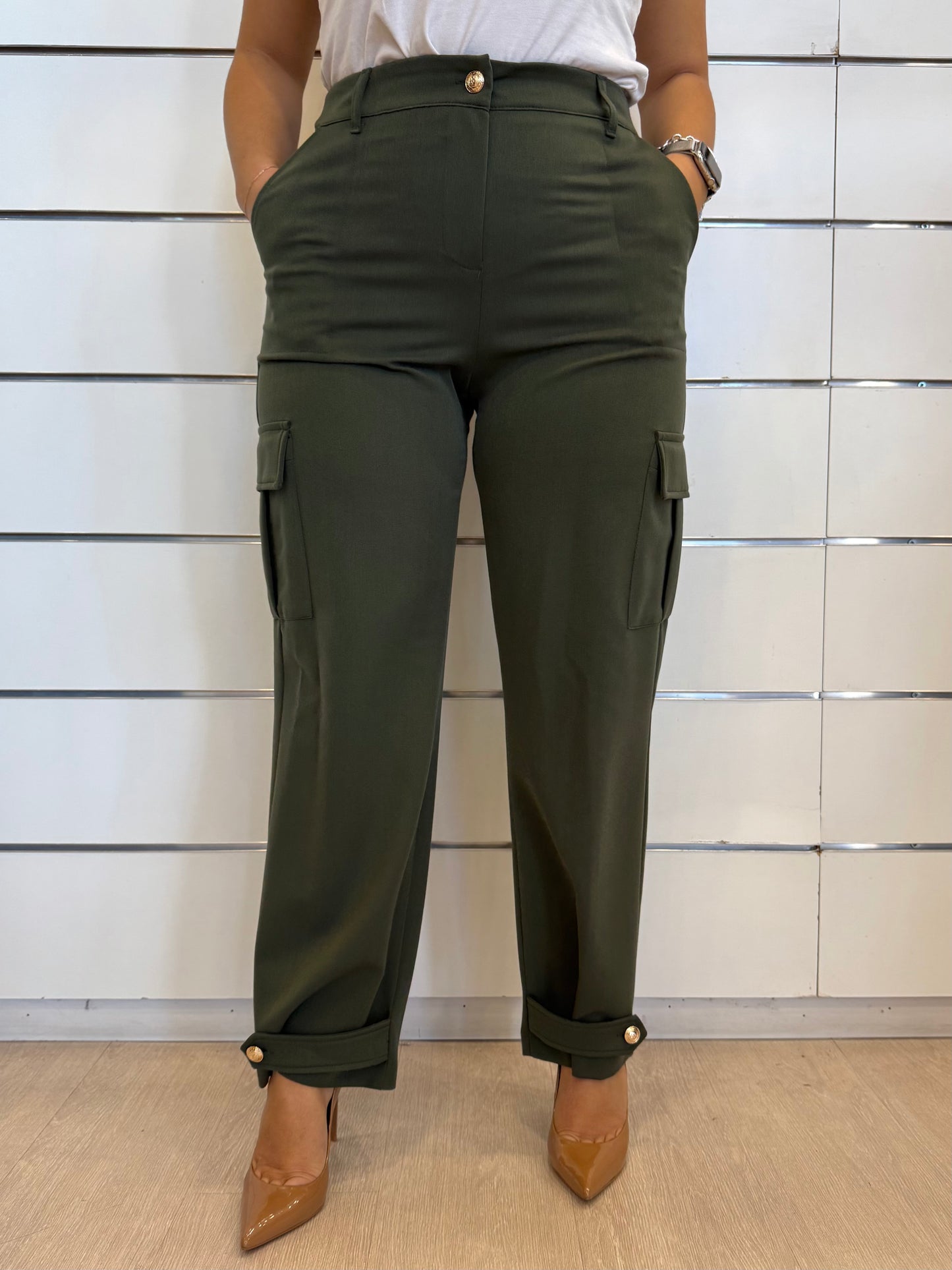 Pantalone verde con tasconi di Gaudì con pieghe e bottoni decorativi per un look moderno