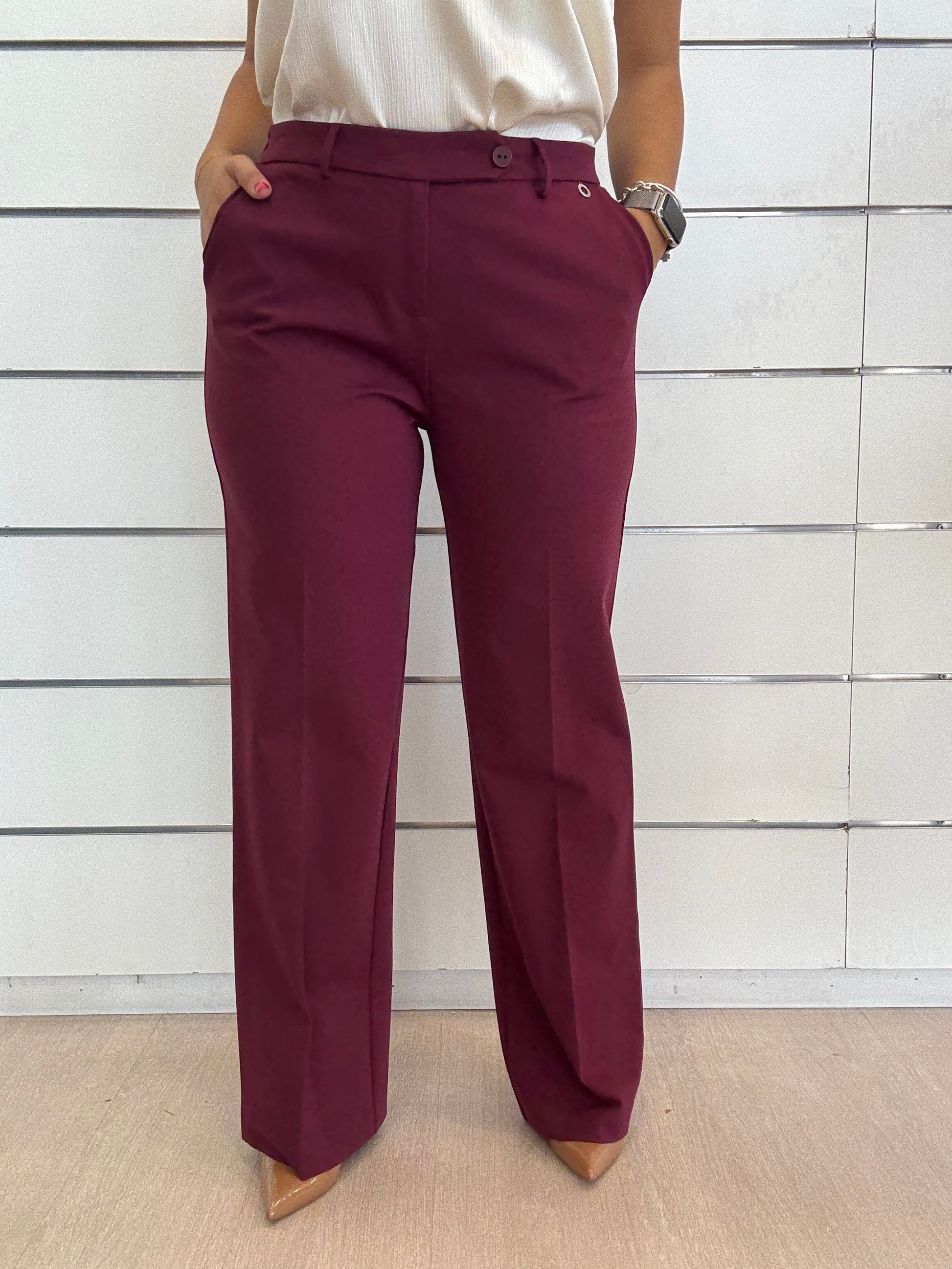 Pantalone vinaccia a gamba dritta di ECO con tasche e vita regolabile per un look elegante