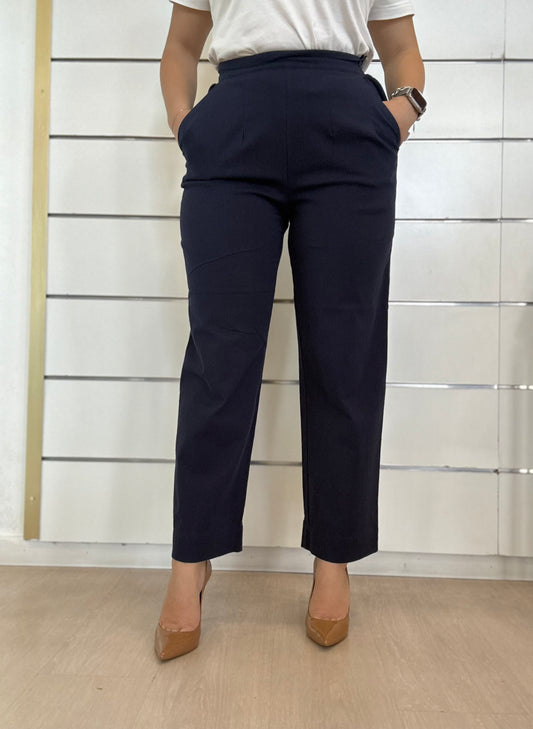 Pantaloni a vita alta con bottone blu di Molly Bracken, eleganti e alla moda con tasche laterali