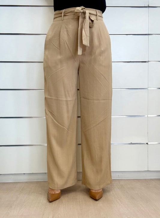 Pantaloni a vita alta con cintura annodata in beige con gamba larga e trama leggera, adatti per un look elegante