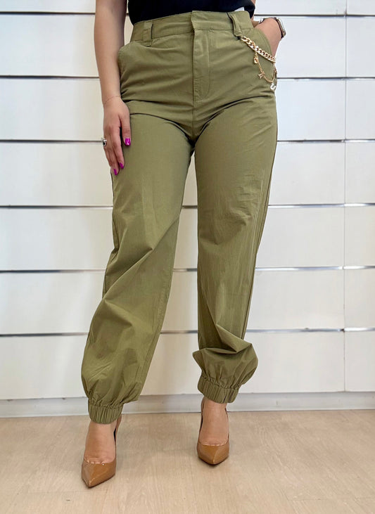 Pantaloni da donna con charms di Gaudì in tessuto verde con elastico in vita e dettagli eleganti