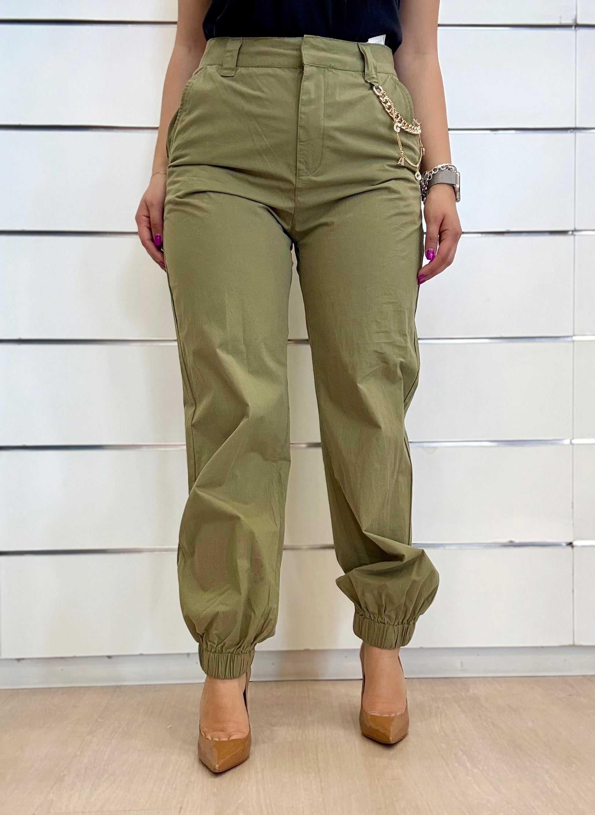Pantaloni da donna con charms in verde oliva con elastico in vita per uno stile alla moda