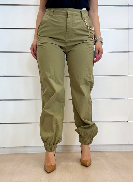 Pantaloni da donna con charms in verde oliva con elastico in vita per uno stile alla moda
