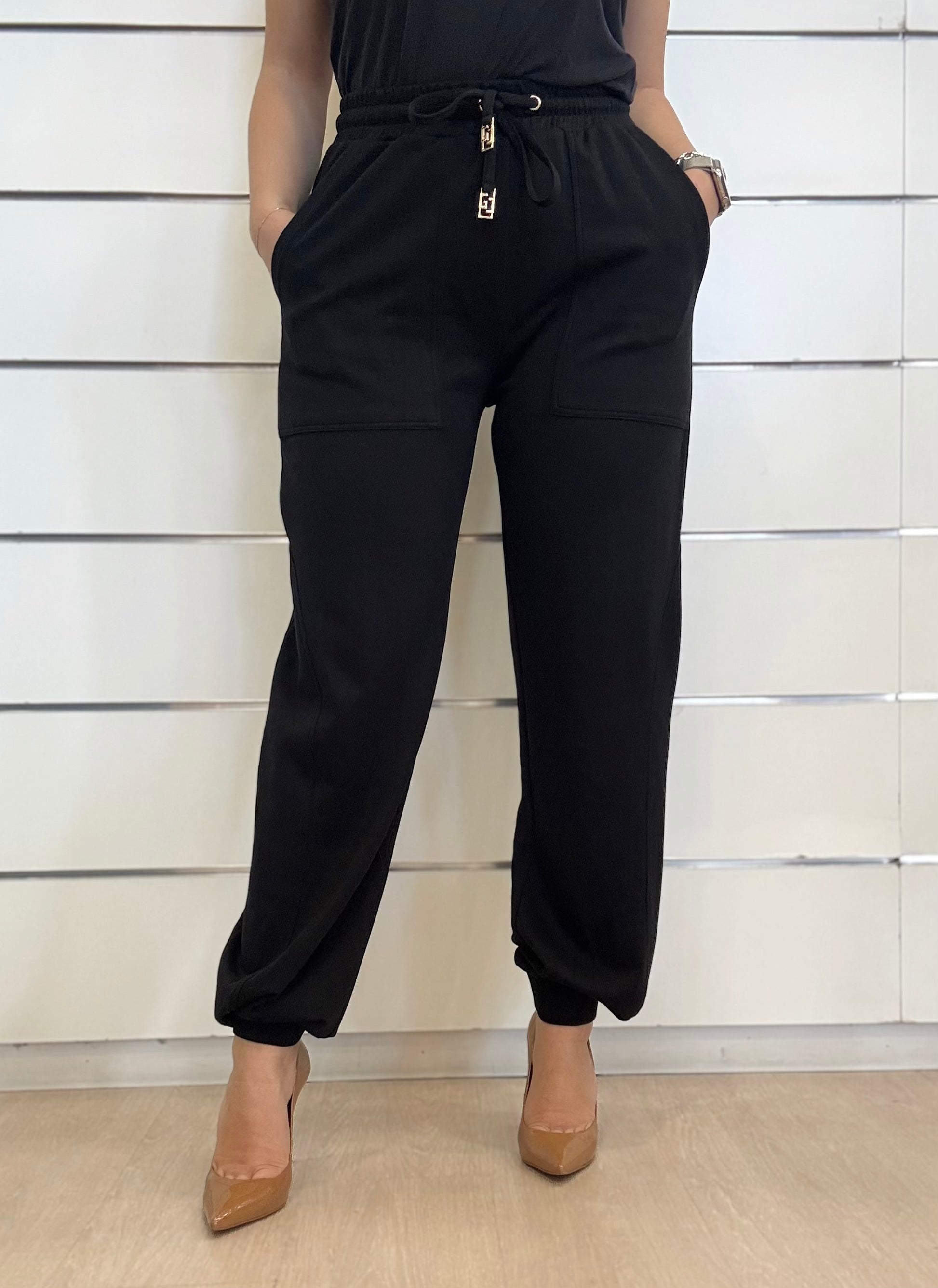 Pantaloni jogging nero da donna con coulisse logata, eleganti e comodi per il tempo libero
