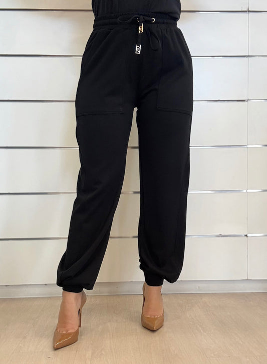 Pantaloni jogging nero da donna con coulisse logata, in stile casual, abbinati a tacchi alti