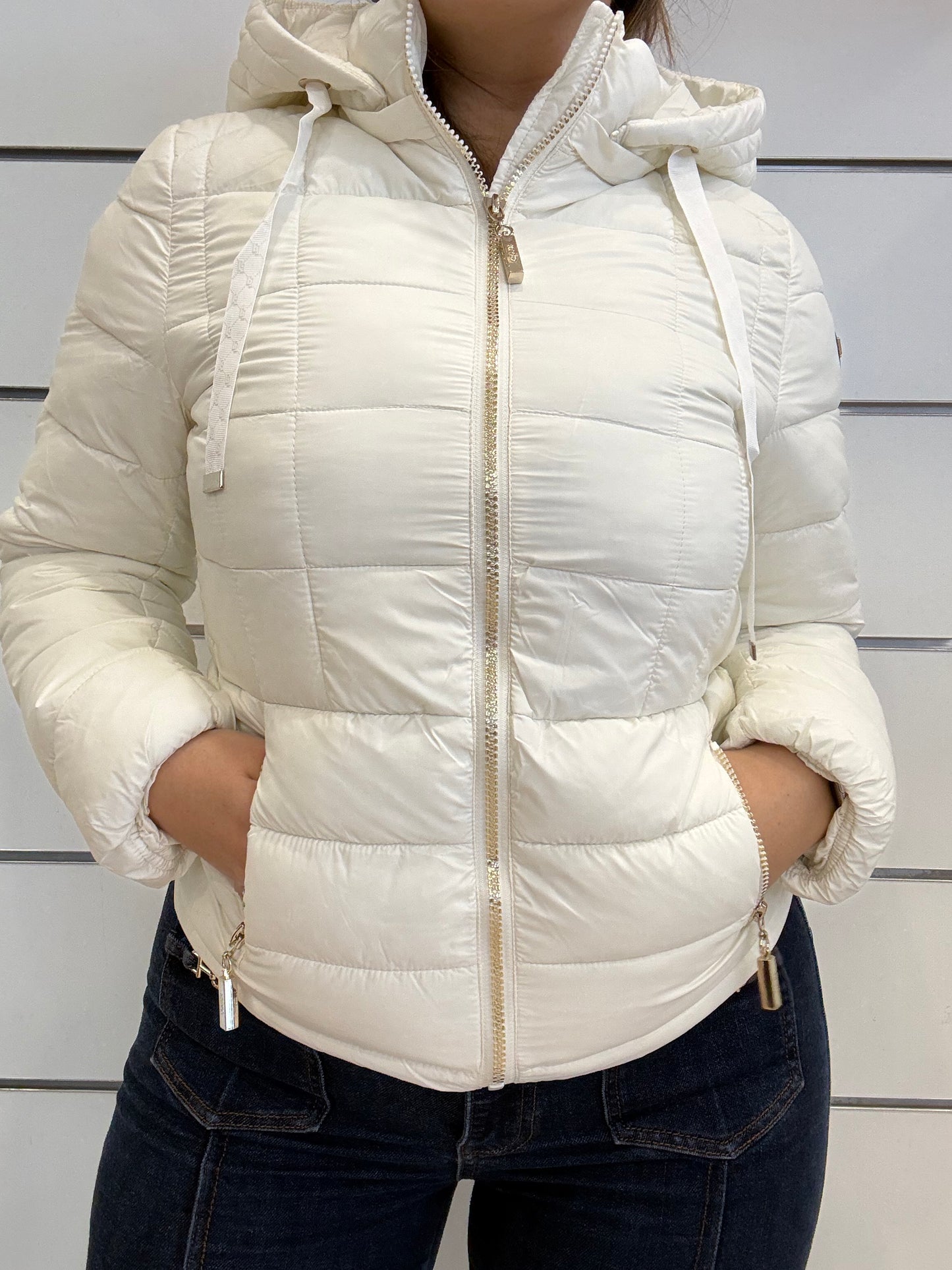 Piumino bianco da donna con cappuccio e zip, modello corto, con tasche laterali e vestibilità comoda