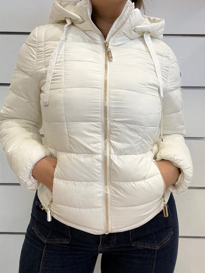 Piumino bianco da donna con cappuccio e zip, modello corto, con tasche laterali e vestibilità comoda