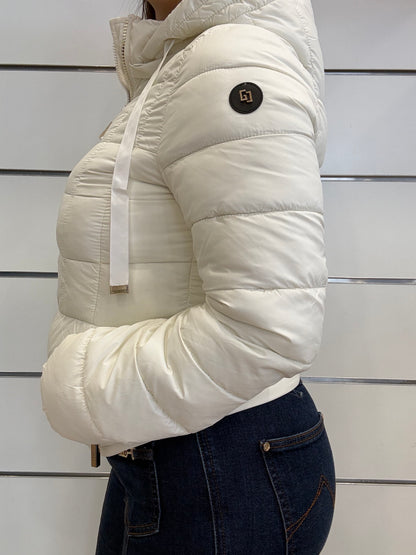 Piumino bianco da donna con cappuccio e zip di Gaudì, elegante e comodo, ideale per l'inverno.