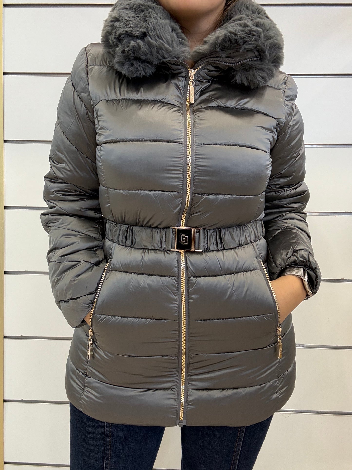 Piumino corto da donna con pelliccia e cintura di Gaudì in grigio con dettagli eleganti