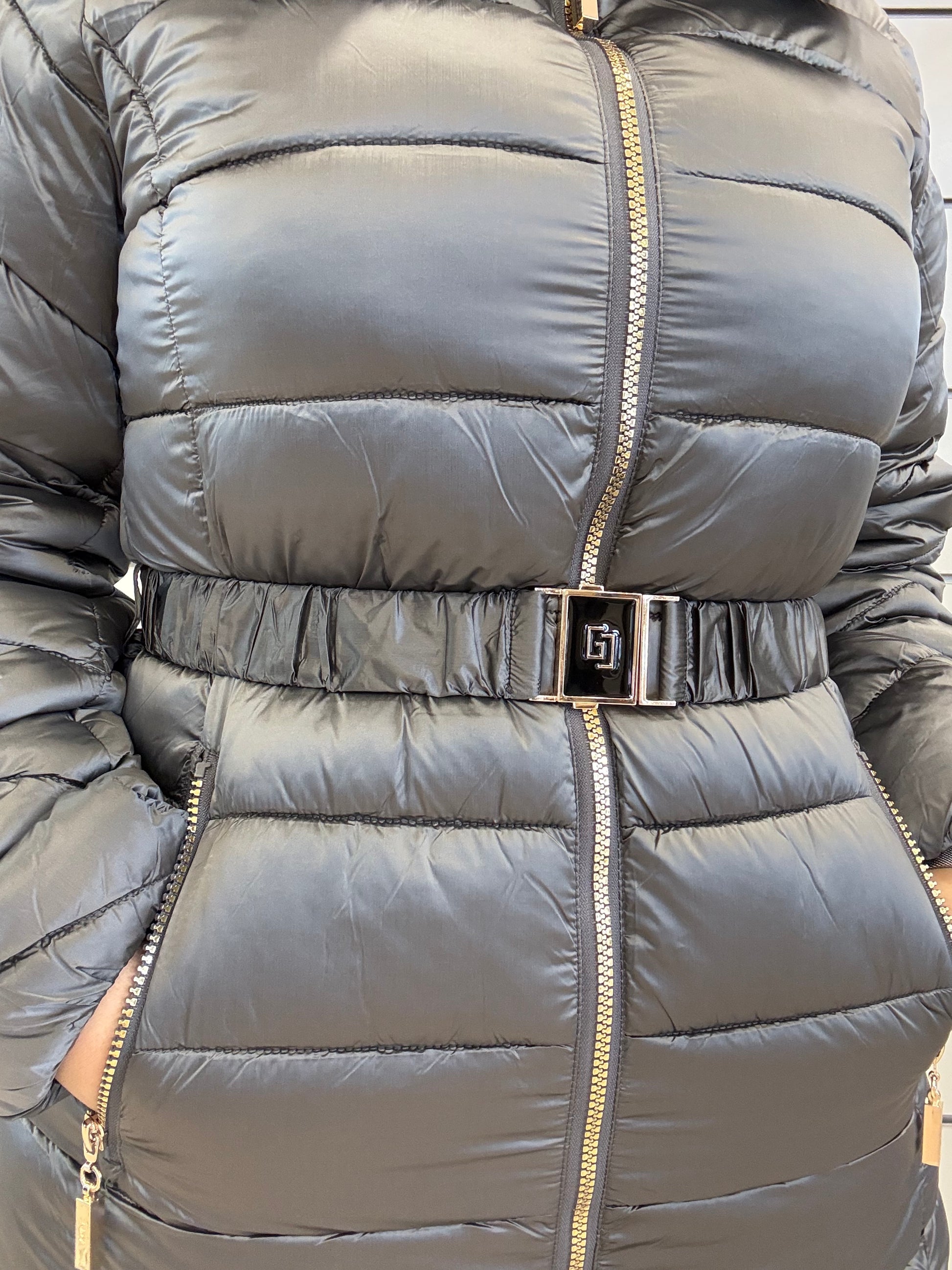 Piumino corto da donna con pelliccia e cintura di Gaudì, elegante e invernale, con dettagli raffinati