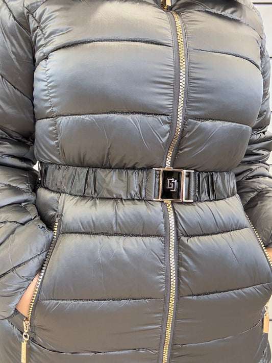 Piumino corto da donna con pelliccia e cintura di Gaudì, elegante e invernale, con dettagli raffinati