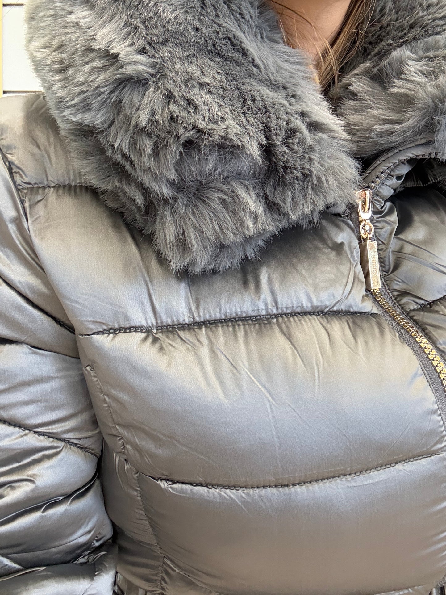 Piumino corto da donna con pelliccia e cintura in grigio con colletto in ecopelliccia