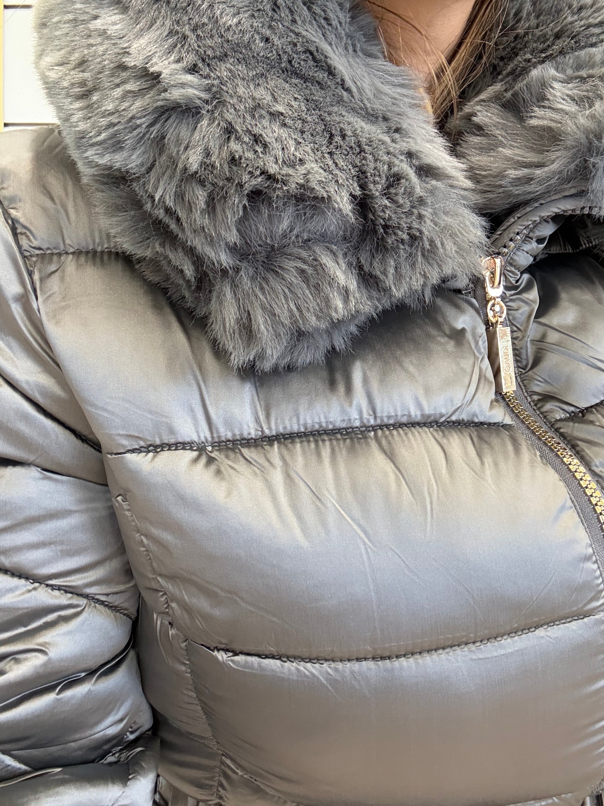 Piumino corto da donna con pelliccia e cintura in grigio con colletto in ecopelliccia