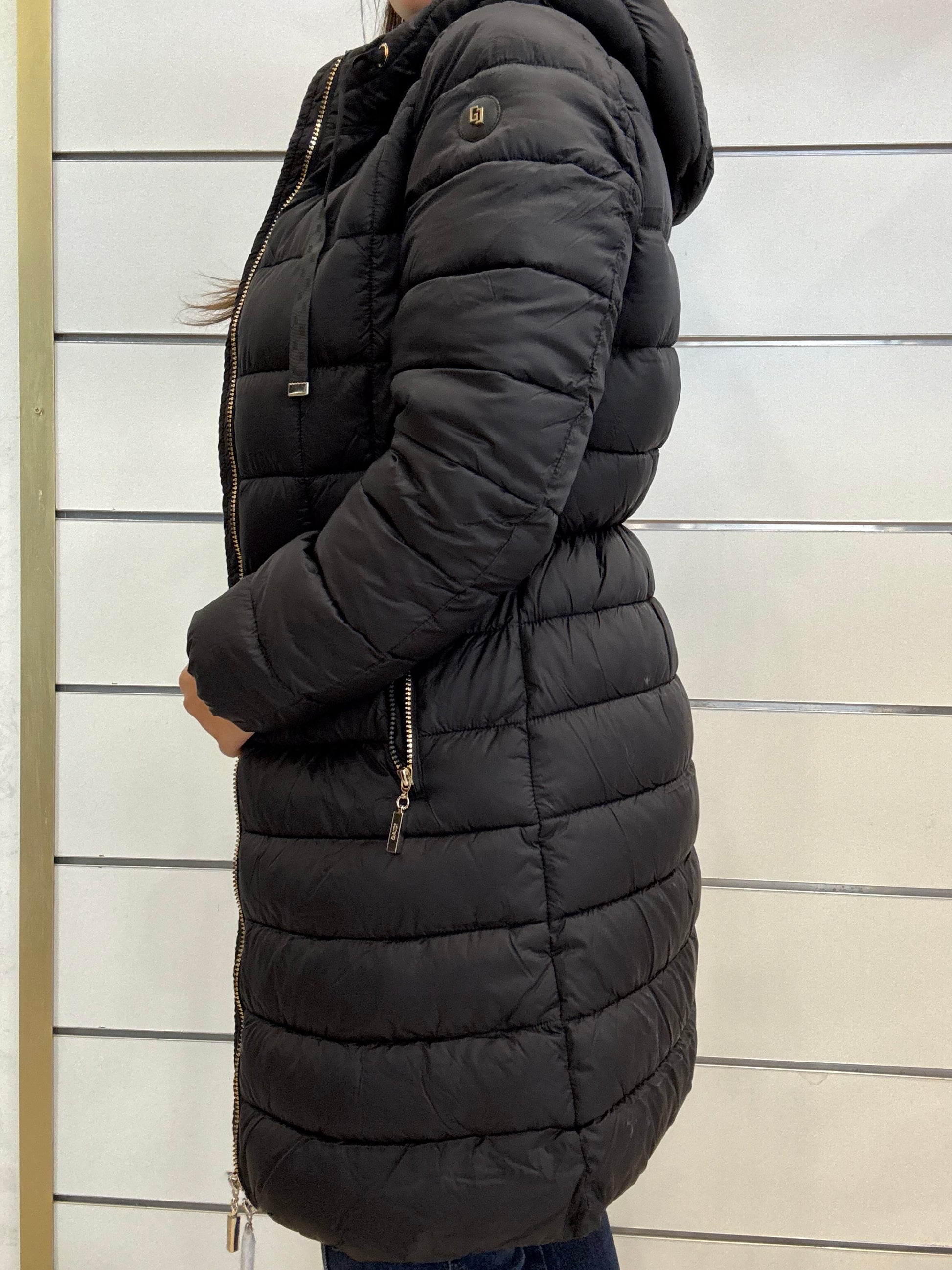 Piumino da donna trapuntato con cappuccio di Gaudì, elegante e caldo per l'inverno