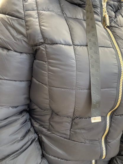 Piumino da donna trapuntato con cappuccio in tessuto grigio scuro, con zip e dettagli eleganti.