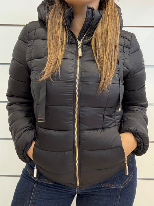 Piumino nero da donna con cappuccio e zip, elegante e caldo, perfetto per l'inverno.