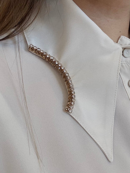 Polo da donna con maxi colletto e strass di Gaudì con dettagli luccicanti sul colletto