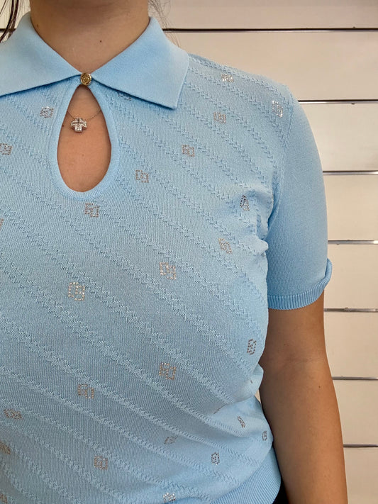 Polo donna azzurra con maniche corte di Gaudì con strass e scollatura a chiave