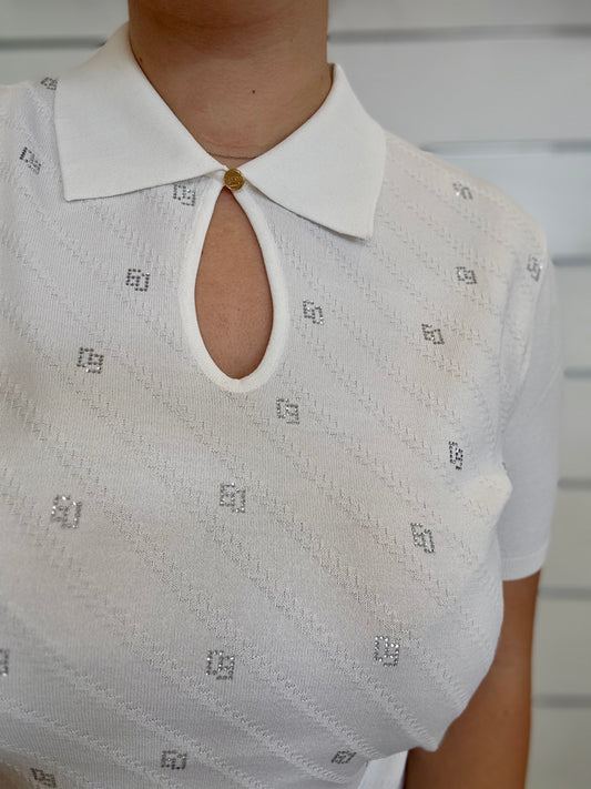Polo donna bianca con maniche corte decorata con strass e apertura a chiave