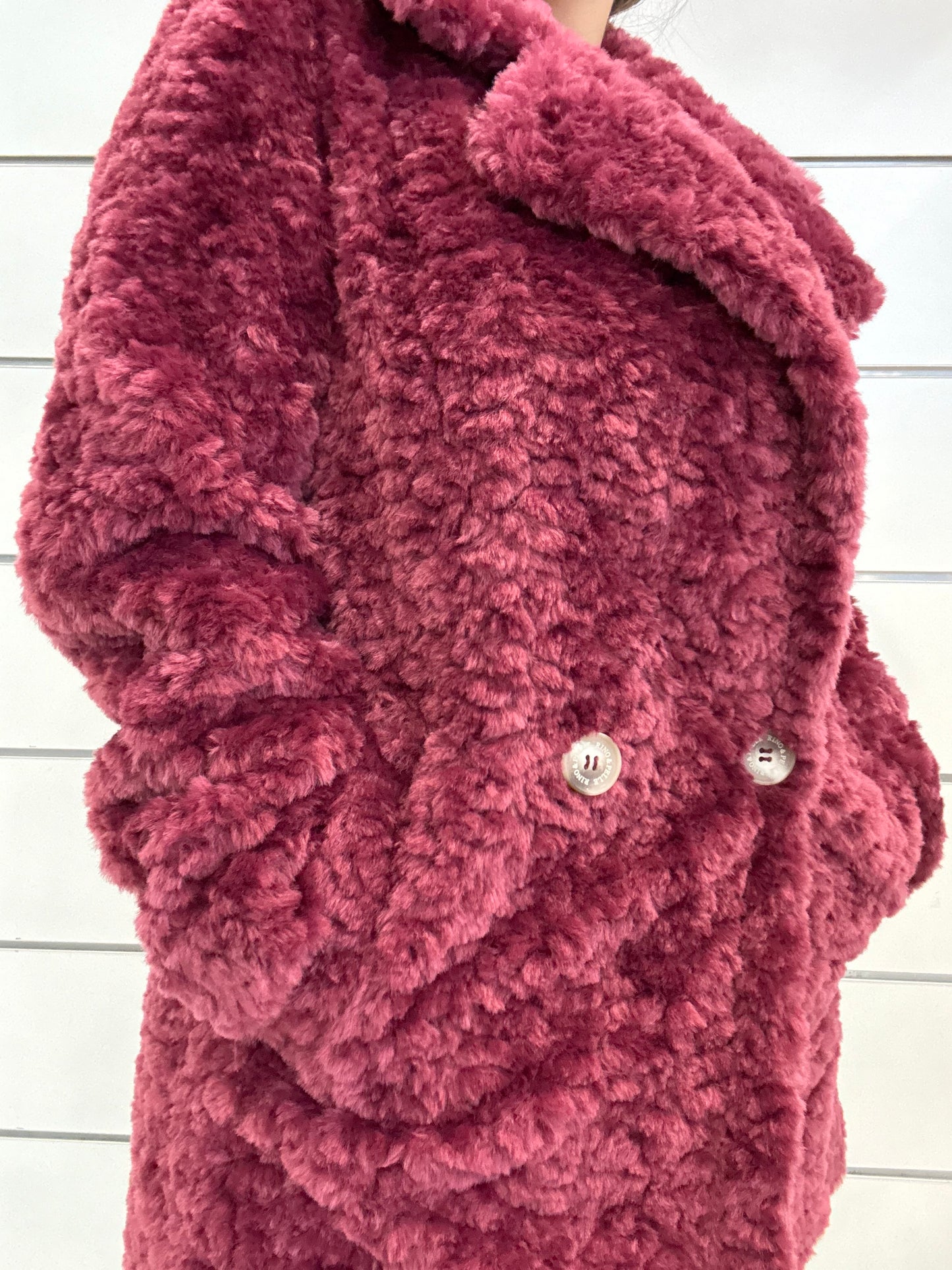 Giacca ecopelliccia teddy burgundi con bottoni per un look elegante e caldo