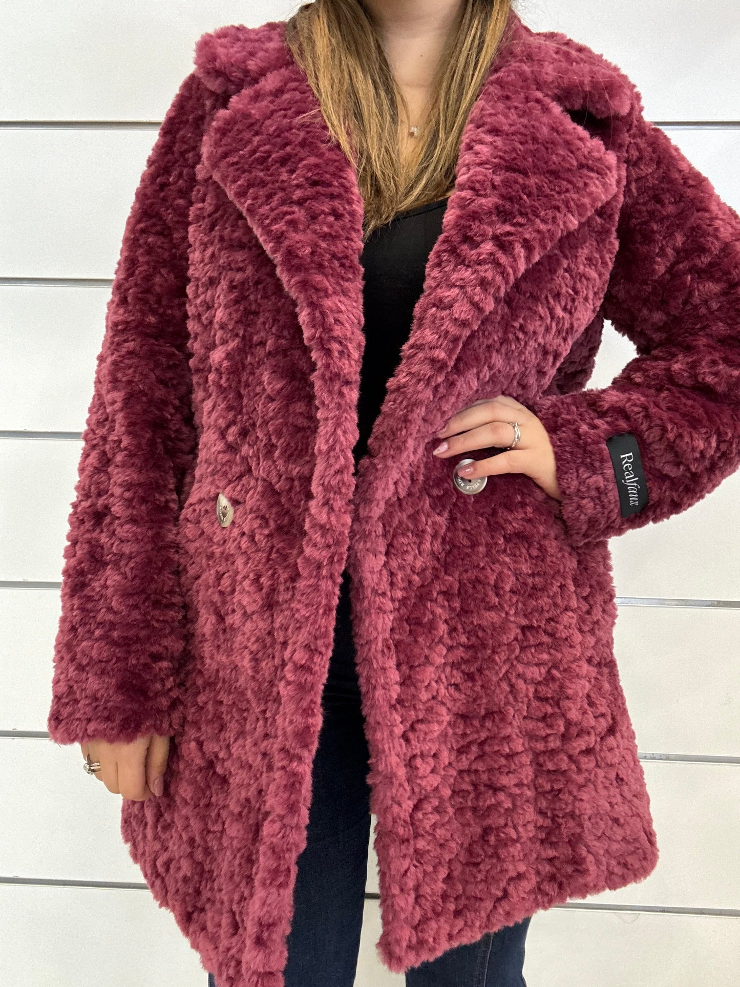 Giacca ecopelliccia Teddy burgundi di RINO E PELLE con silhouette morbida e calda