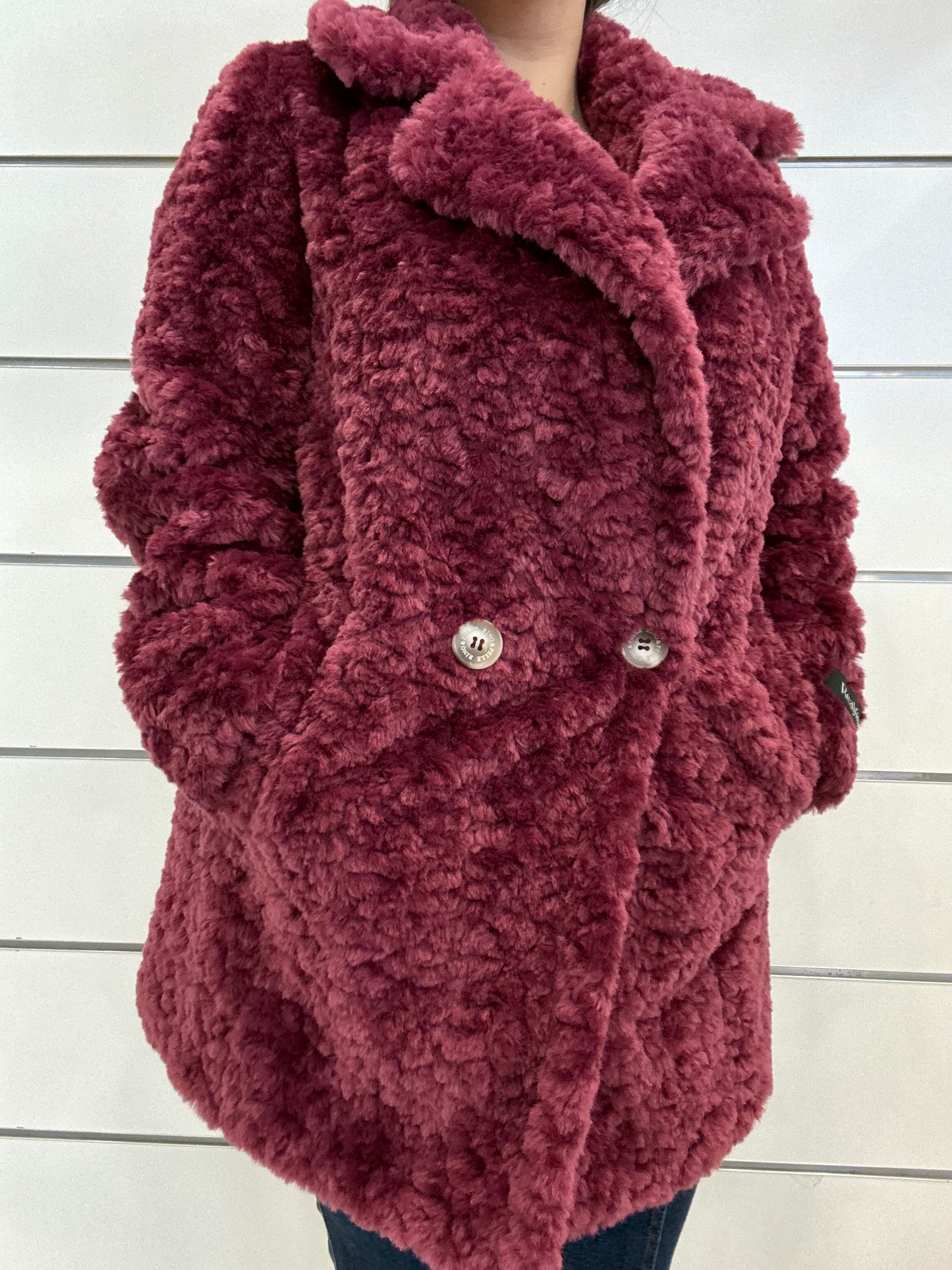 Eccepelluccia teddy burgundi di RINO E PELLE, modello morbido con colletto e bottoni gioiello