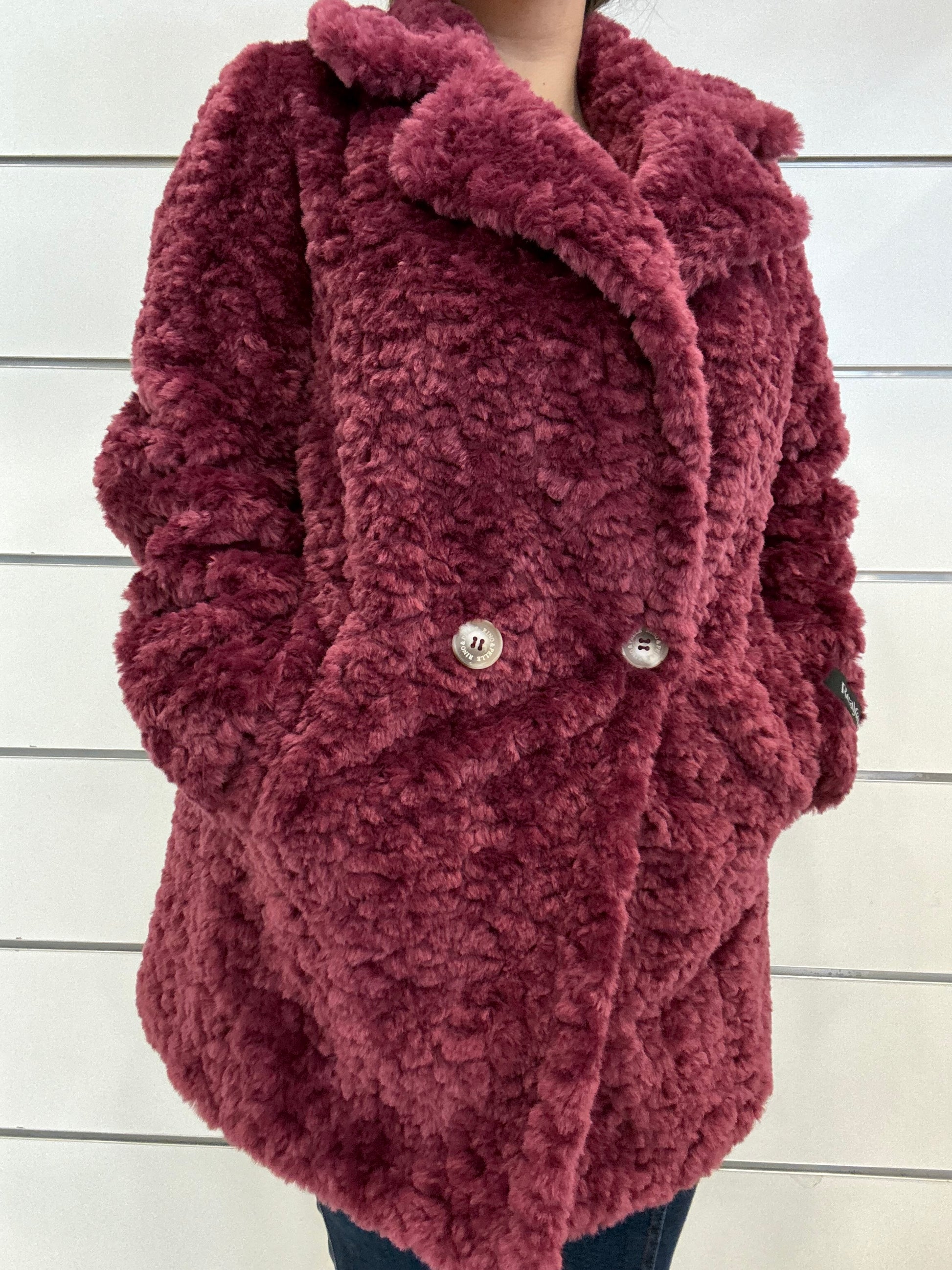 Eccepelluccia teddy burgundi di RINO E PELLE, modello morbido con colletto e bottoni gioiello