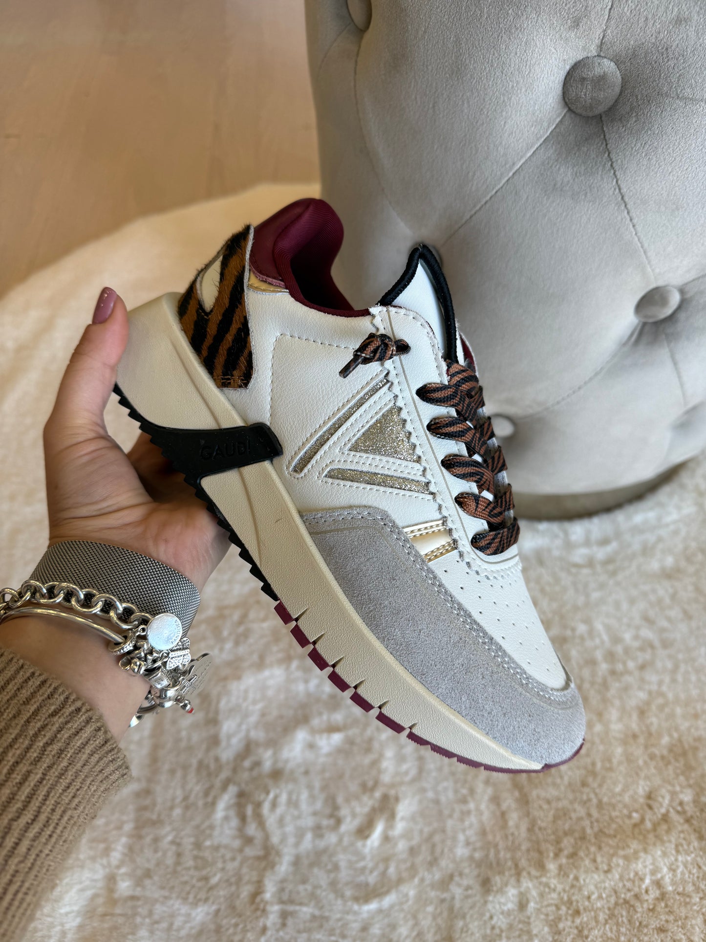 Sneaker donna pelle scamosciata Gaudì con dettagli unici e un design elegante