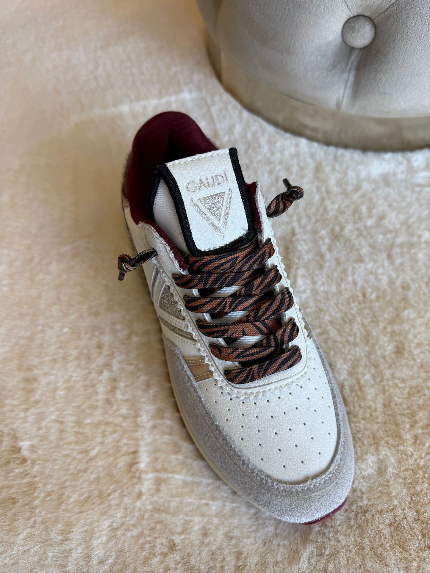 Sneaker donna pelle scamosciata Gaudì in bianco e marrone con lacci a motivo