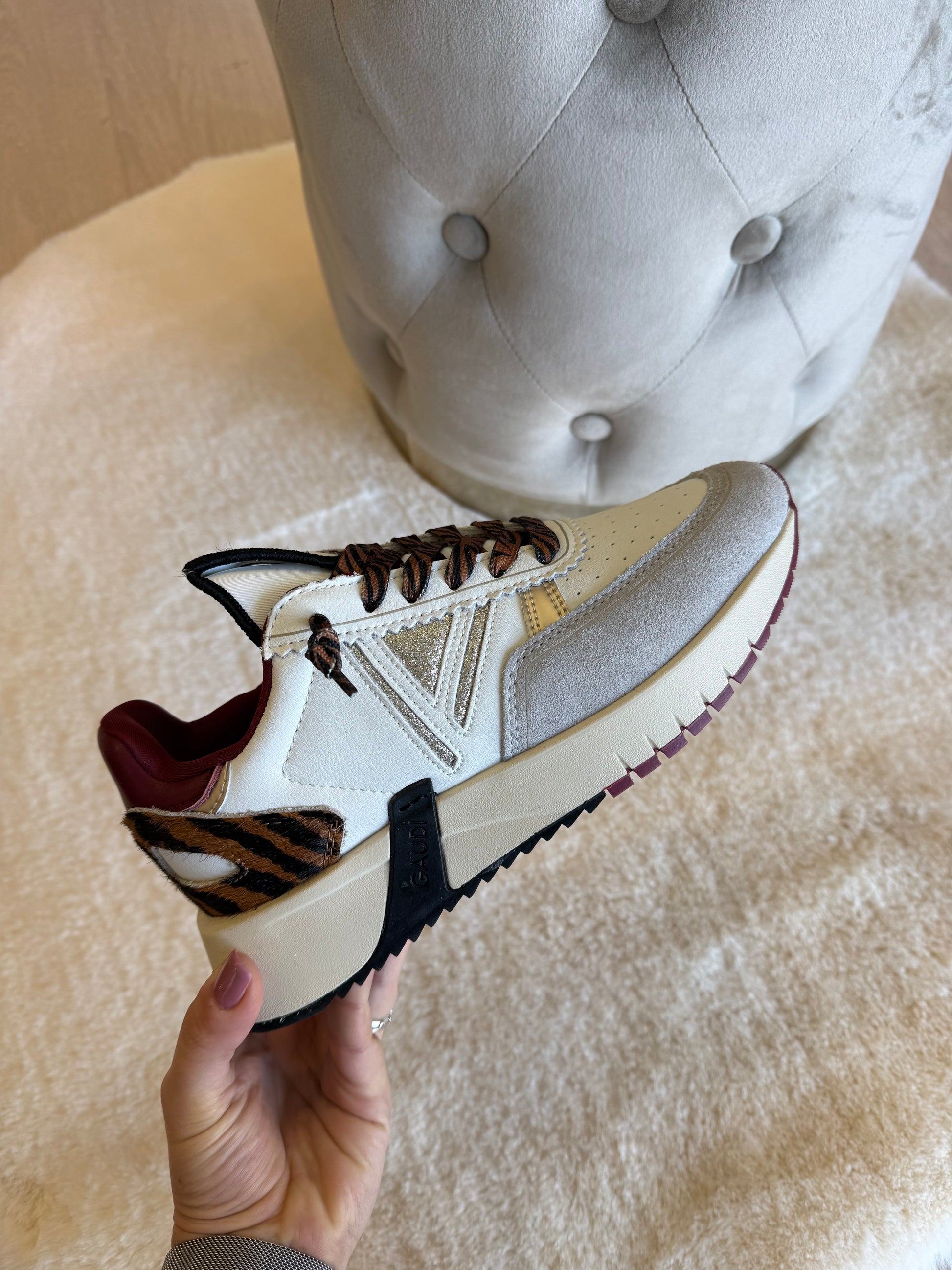 Sneaker donna pelle scamosciata Gaudì in bianco con dettagli alla moda e suola spessa