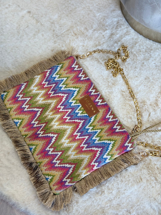 Pochette a mano Sorena Handmade con motivo zigzag colorato e frange decorative