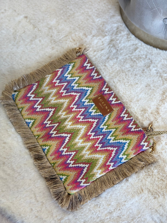 Pochette a mano Sorena Handmade con motivo geometrico colorato e frange decorative