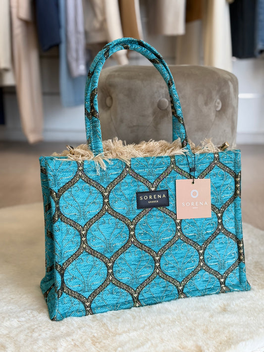 Borsa in tessuto blu con dettagli dorati di Sorena Handmade, ideale per ogni occasione e stile di vita