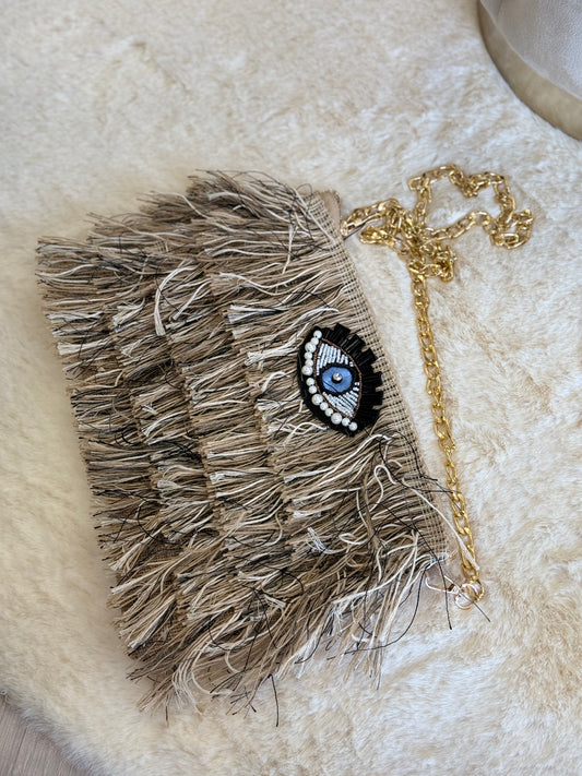 Pochette a mano Sorena clutch beige elegante con frange e decorazione a occhio