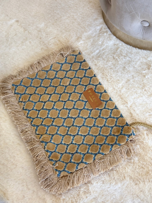 Pochette a mano Sorena clutch elegante donna con frange e motivo geometrico in oro e blu
