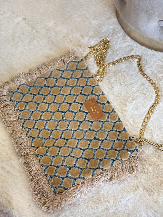 Pochette a mano Sorena clutch elegante donna con frange e catena dorata, ideale per occasioni speciali.