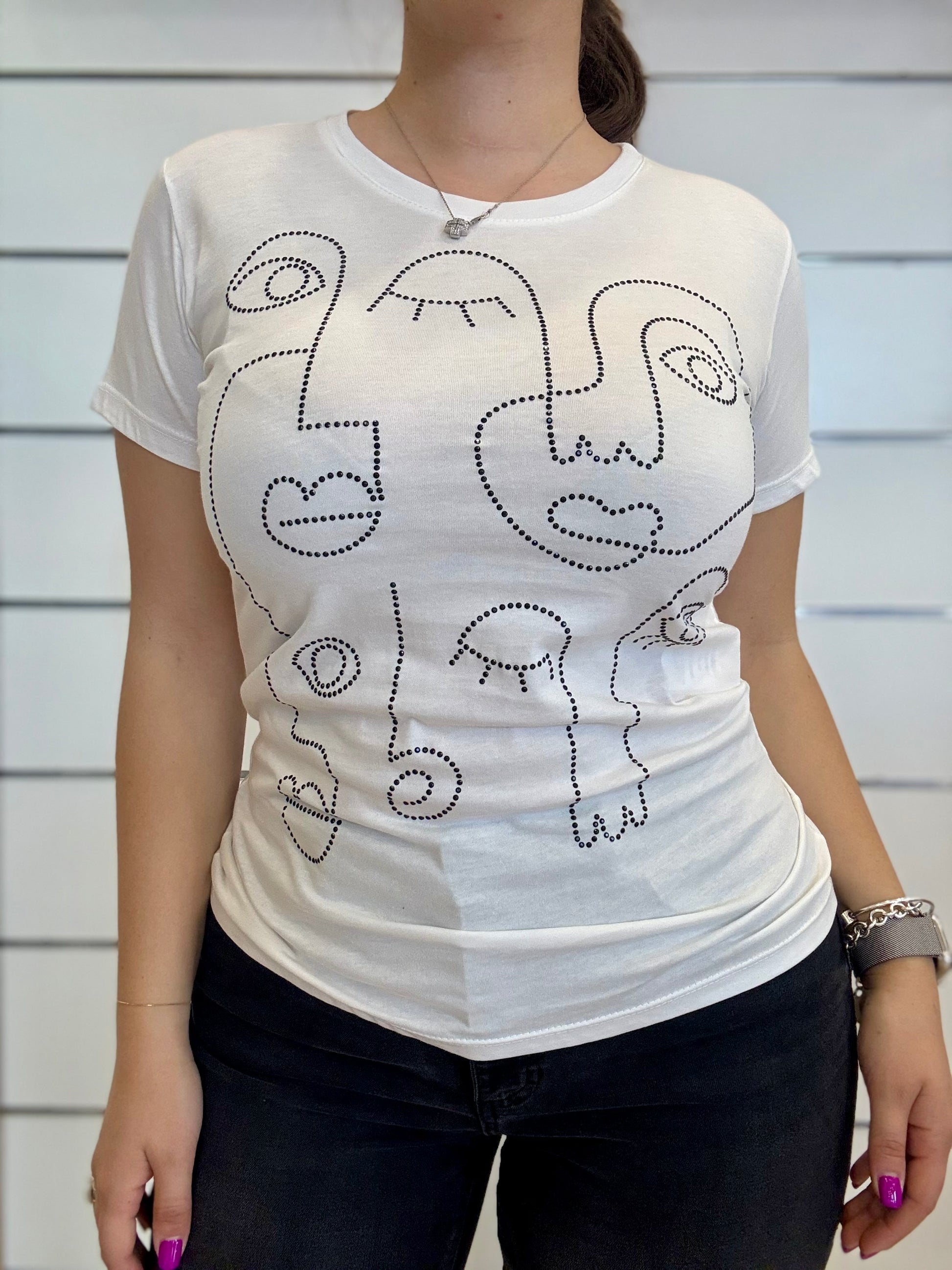 T-shirt bianca con volti in perline nere, design creativo e moderno per un look unico