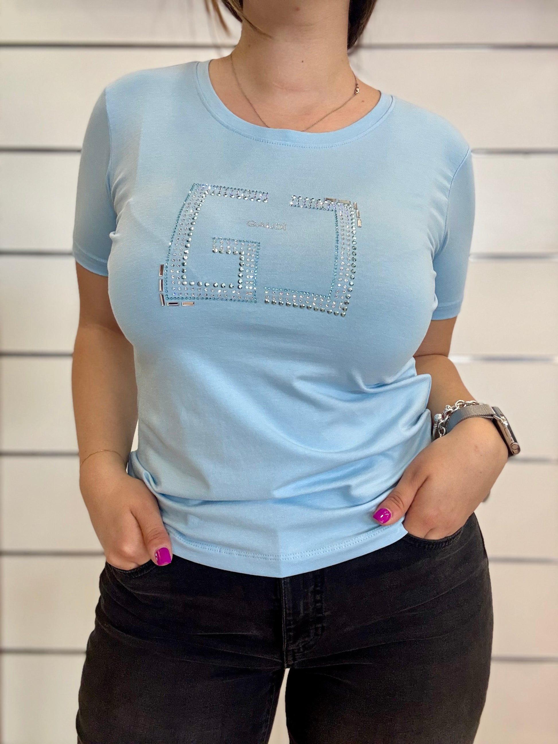T-shirt donna azzurra con logo e strass di Gaudì, perfetta per un look casual e trendy