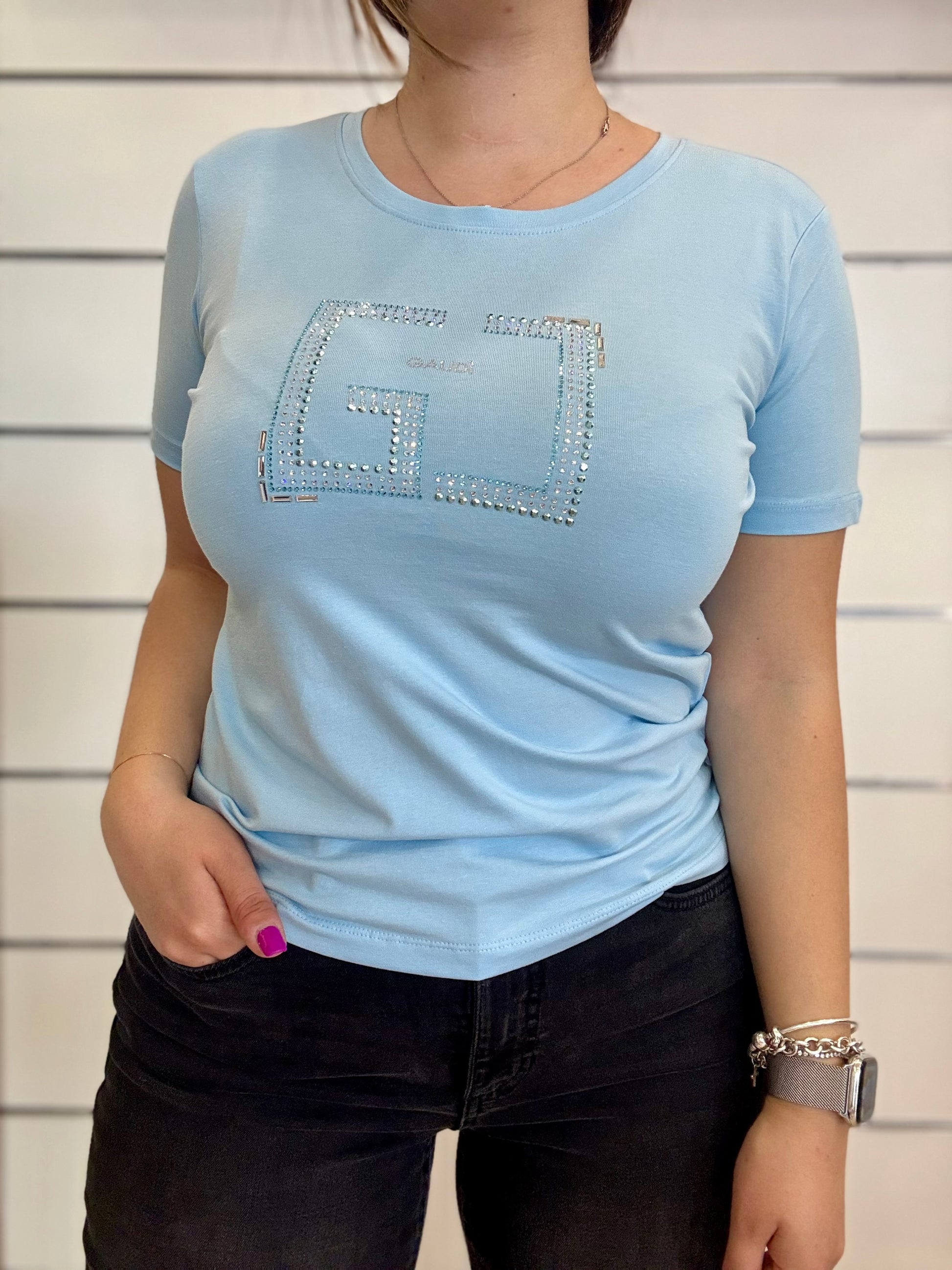 T-shirt donna azzurra con logo e strass di Gaudì, elegante e alla moda, ideale per ogni occasione.