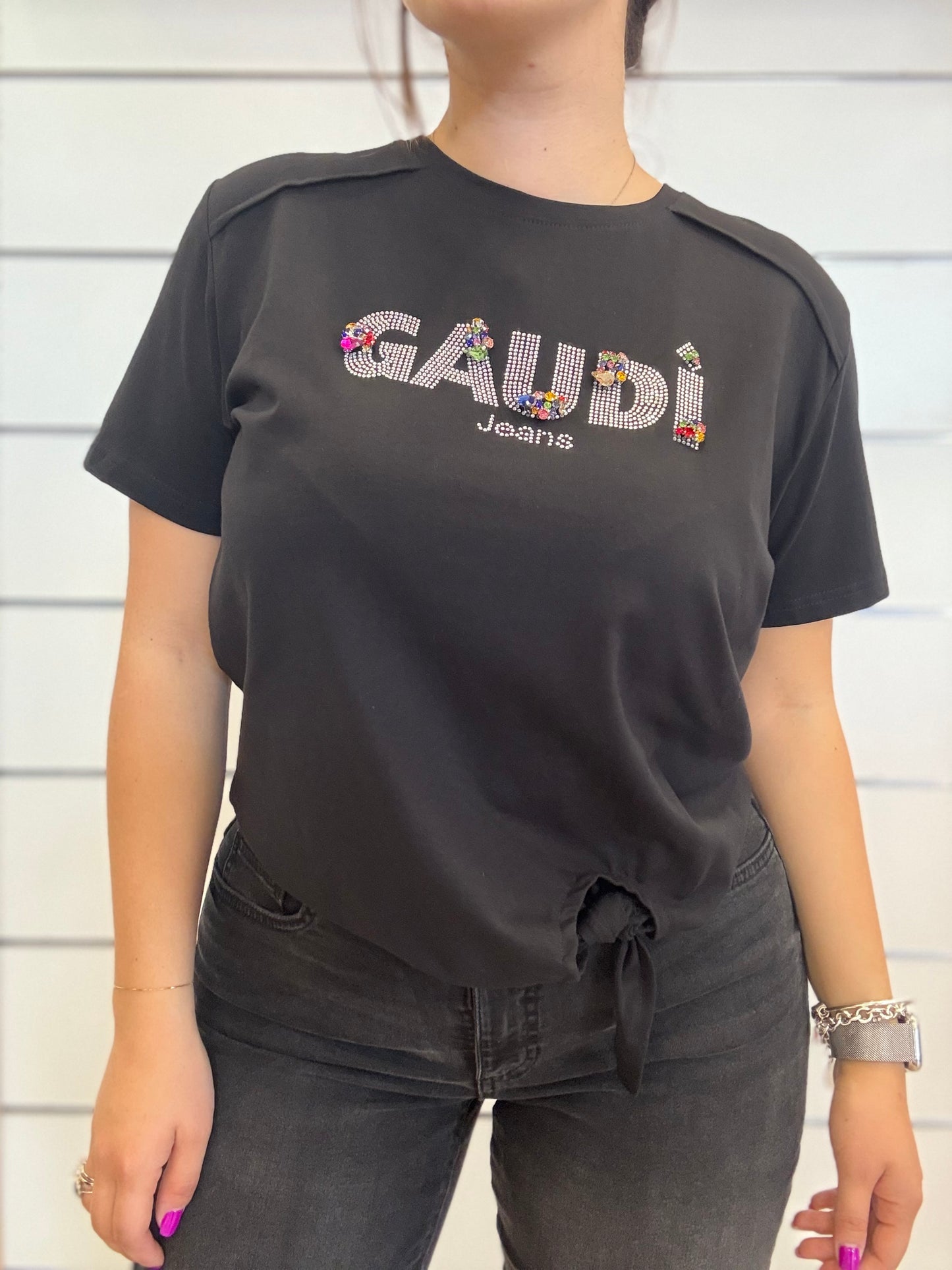 T-shirt donna nera con logo e strass di Gaudì, con dettagli eleganti e moderni
