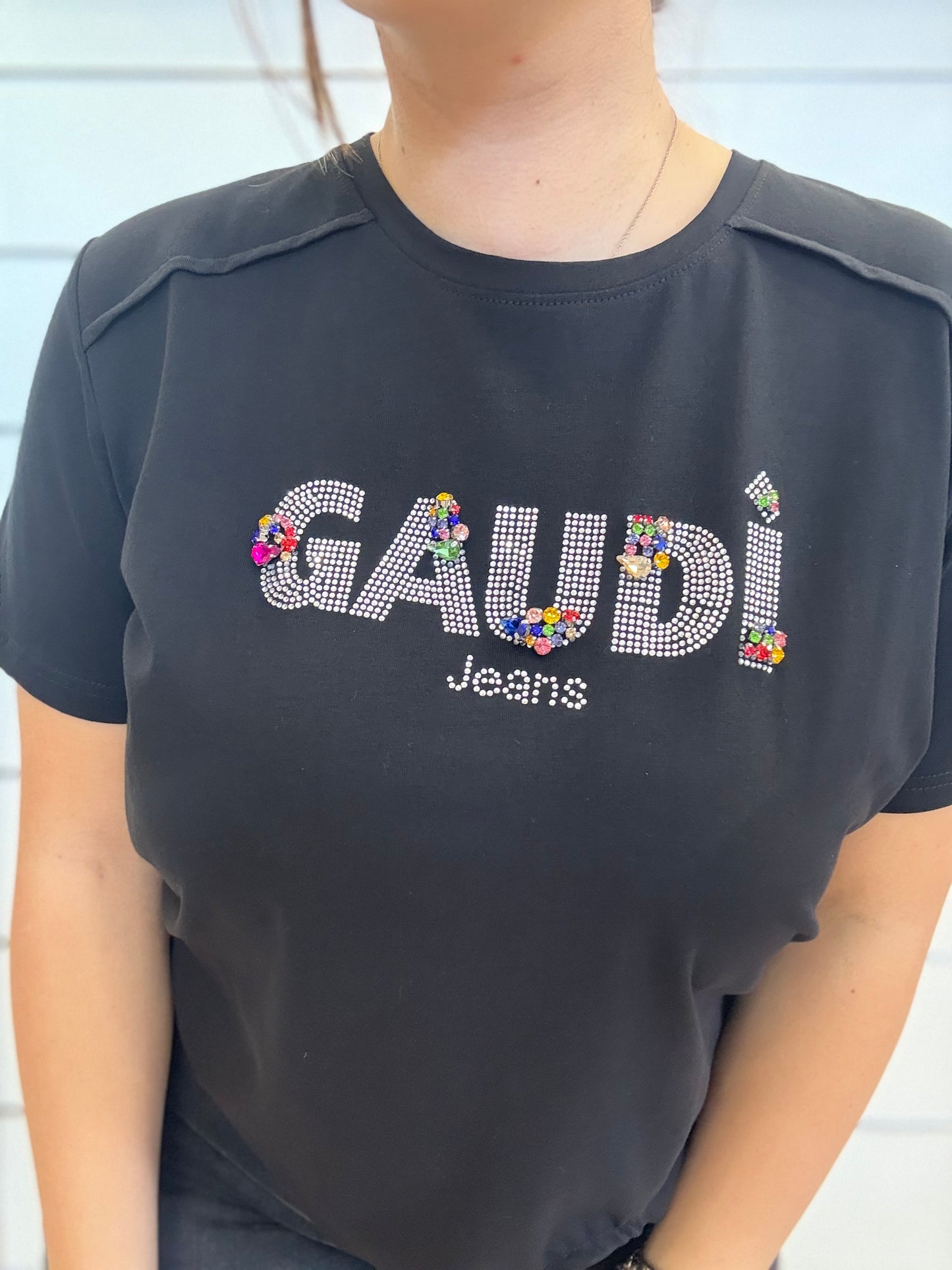 T-shirt donna nera con logo e strass di Gaudì, elegante e decorativa per il tuo outfit quotidiano