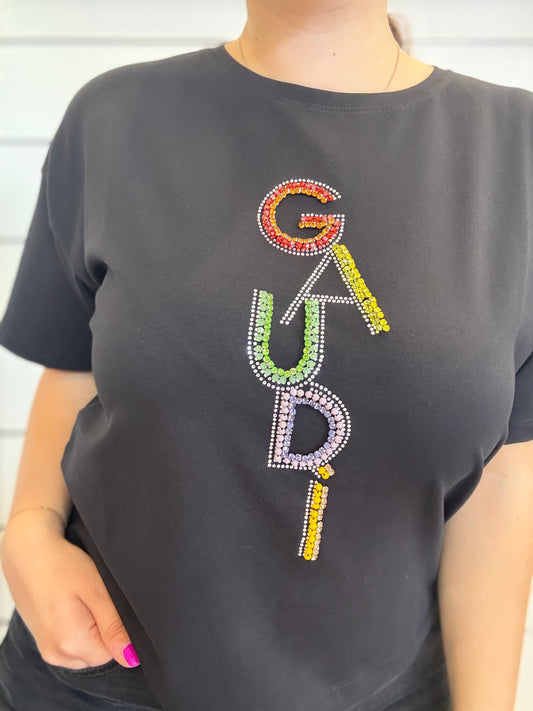 T-shirt donna nera con logo e strass di Gaudì, decorata con dettagli colorati e brillanti