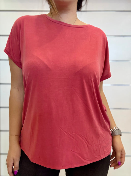 T-shirt fragola girocollo in modal con maniche corte e taglio morbido per un comfort quotidiano
