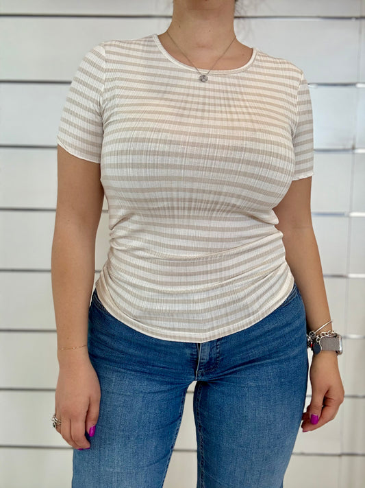 T-shirt girocollo a righe panna e beige di ICHI, ideale per un look casual ed elegante