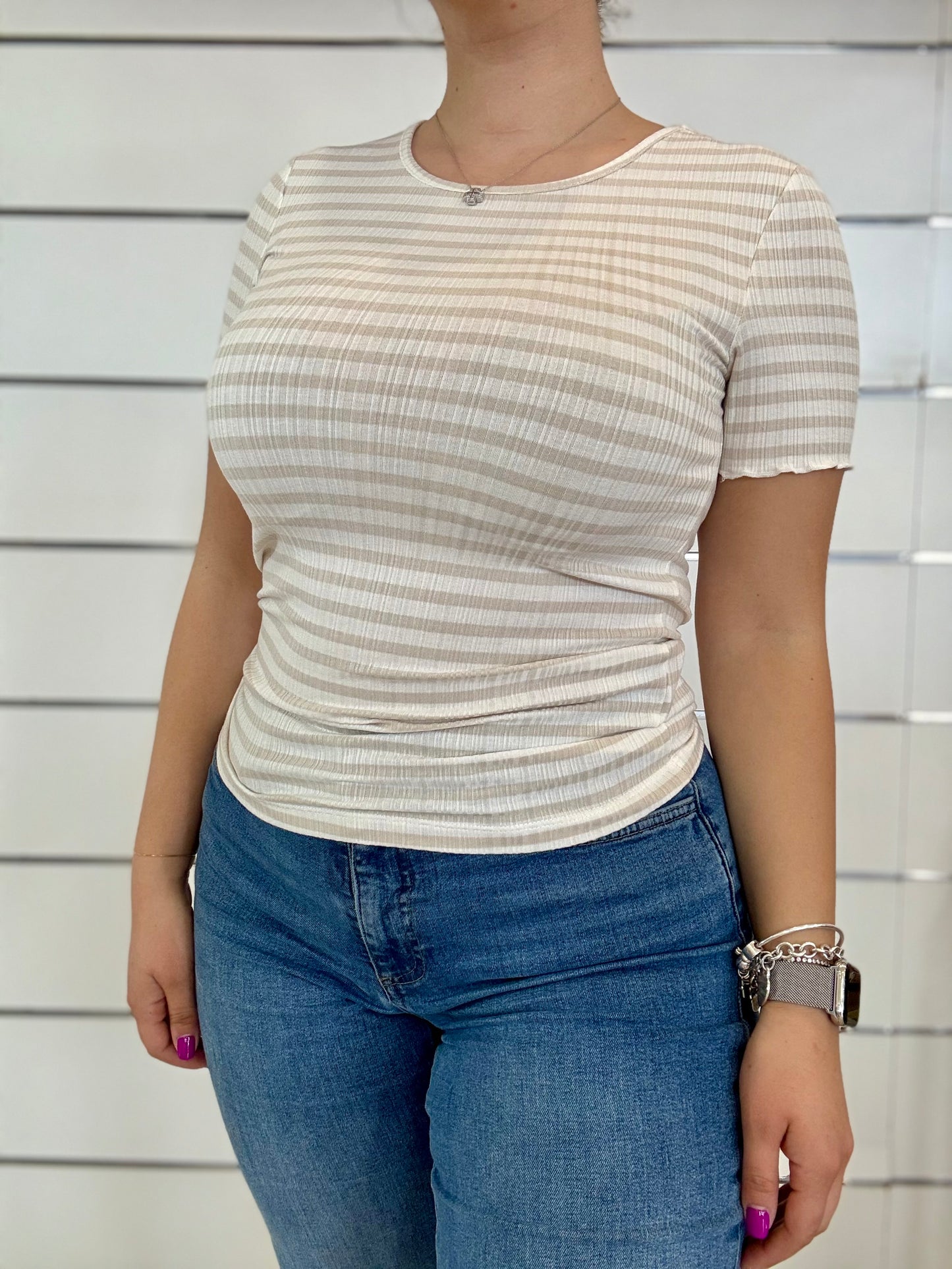 T-shirt girocollo a righe panna e beige, aderente e morbida, perfetta per un look casual