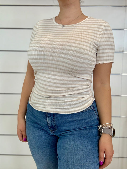 T-shirt girocollo a righe panna e beige, aderente e morbida, perfetta per un look casual
