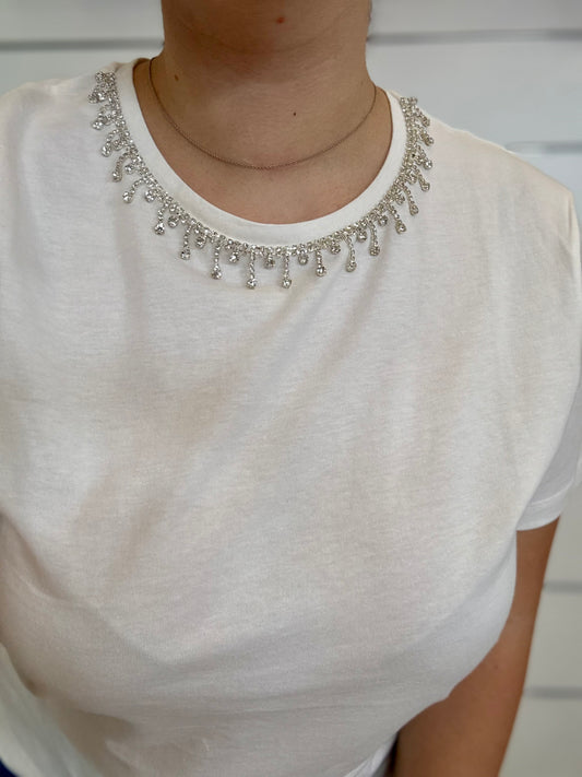 T-shirt girocollo con strass in bianco, perfetta per un look elegante e alla moda