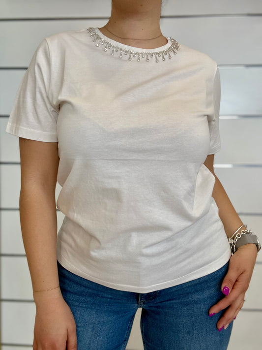 T-shirt girocollo con strass in bianco, perfetta per un look casual e raffinato