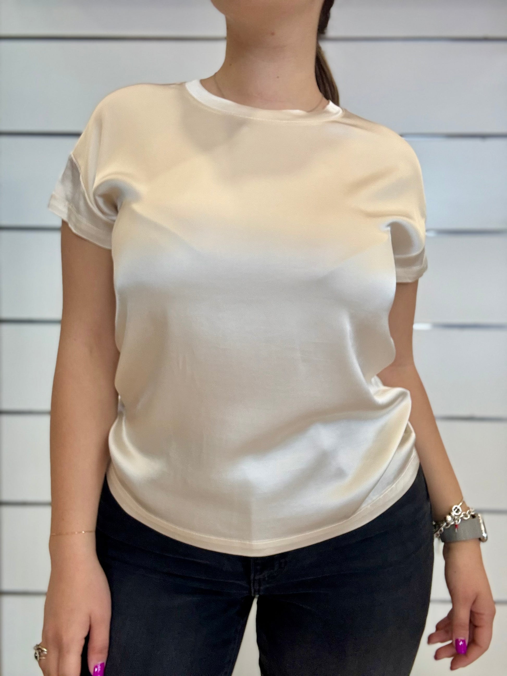 T-shirt girocollo in viscosa panna con maniche corte e taglio comodo, perfetta per ogni occasione